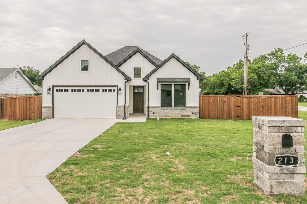 213 S Hitt Street, Boyd, TX 76023