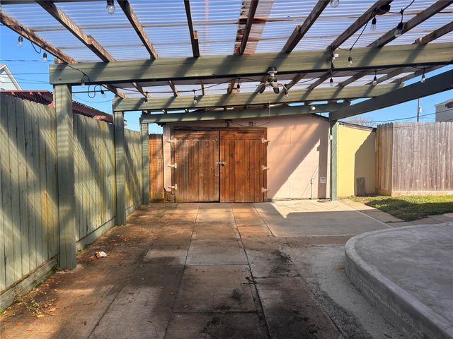 1310 Harris Way, Galveston, TX 77551