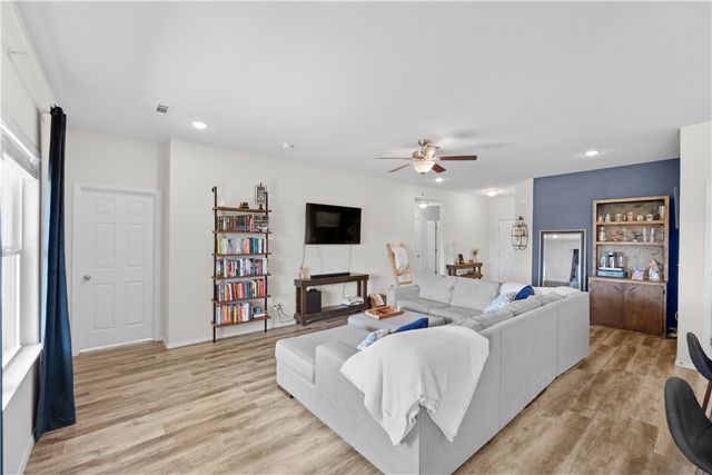 504 Woodcreek Loop, Lowell, AR 72745