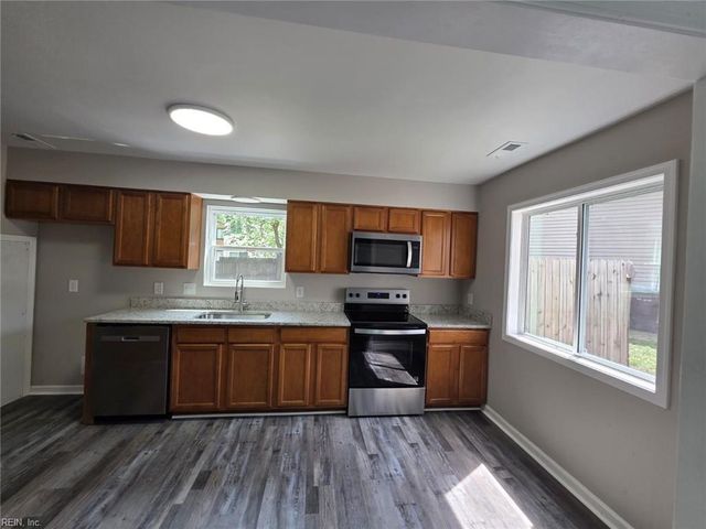 12 Glouchester CIR, Chesapeake, VA 23320