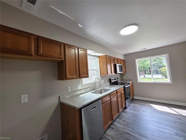 12 Glouchester CIR, Chesapeake, VA 23320