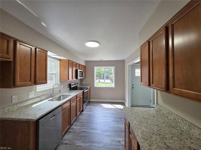 12 Glouchester CIR, Chesapeake, VA 23320