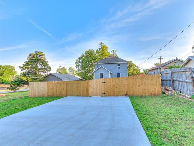 105 E College Avenue, Guthrie, OK 73044