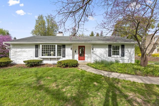 825 Kurtis DRIVE, Elm Grove, WI 53122