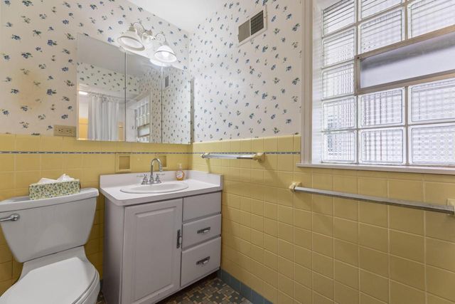 825 Kurtis DRIVE, Elm Grove, WI 53122