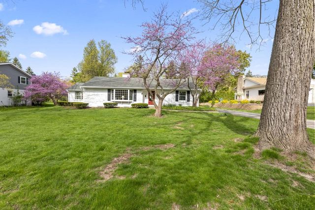 825 Kurtis DRIVE, Elm Grove, WI 53122