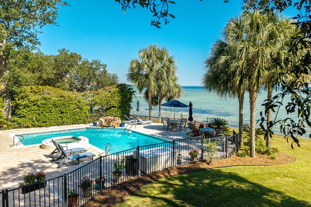 7 Bay Cove Lane, Shalimar, FL 32579