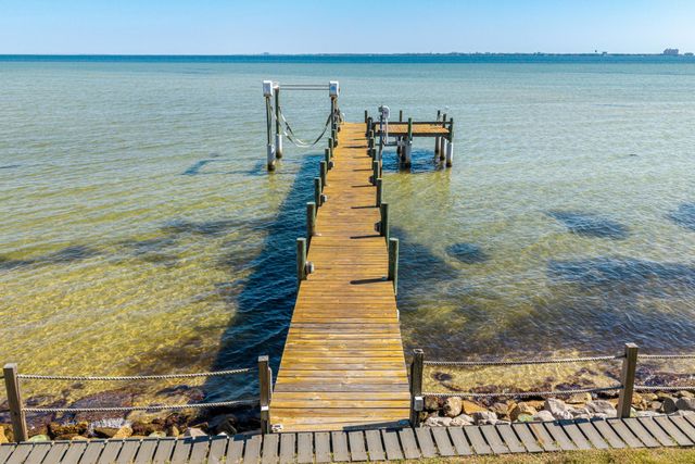 7 Bay Cove Lane, Shalimar, FL 32579