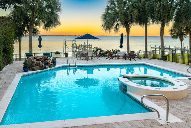 7 Bay Cove Lane, Shalimar, FL 32579