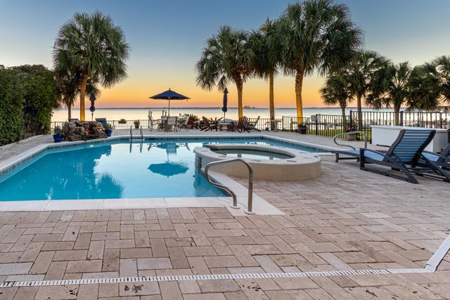 7 Bay Cove Lane, Shalimar, FL 32579