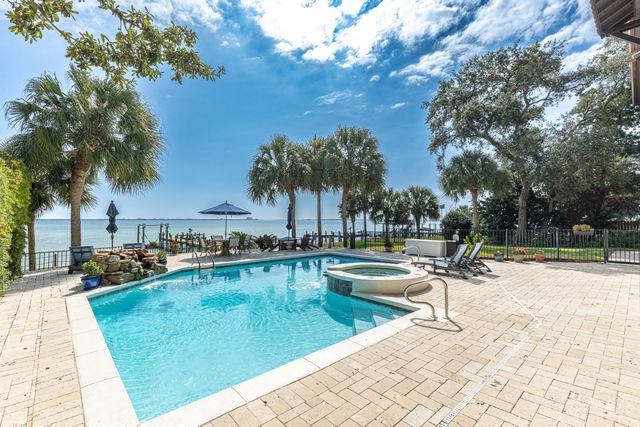 7 Bay Cove Lane, Shalimar, FL 32579