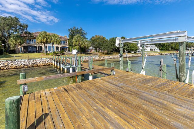 7 Bay Cove Lane, Shalimar, FL 32579