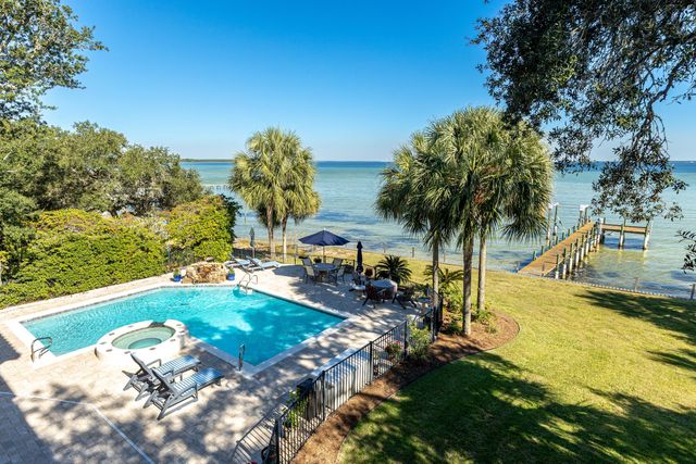 7 Bay Cove Lane, Shalimar, FL 32579
