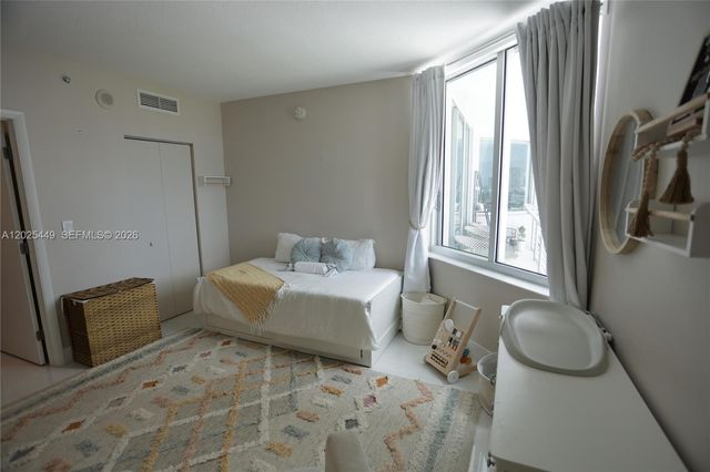 325 S Biscayne Blvd 1822, Miami, FL 33131