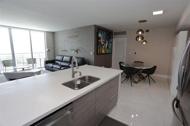 325 S Biscayne Blvd 1822, Miami, FL 33131