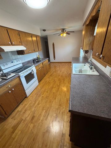 203 E Benton Street, Hazleton, IA 50641