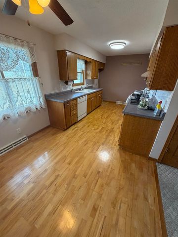 203 E Benton Street, Hazleton, IA 50641