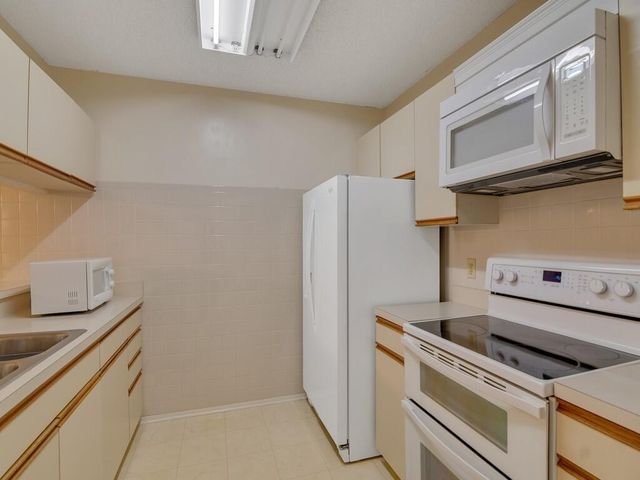 27 Plantation Drive 202, Vero Beach, FL 32966