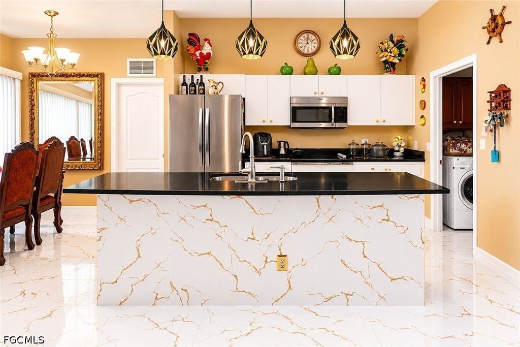Image 7 of property listing at 507 Diplomat PKWY E, Cape Coral, FL 33909