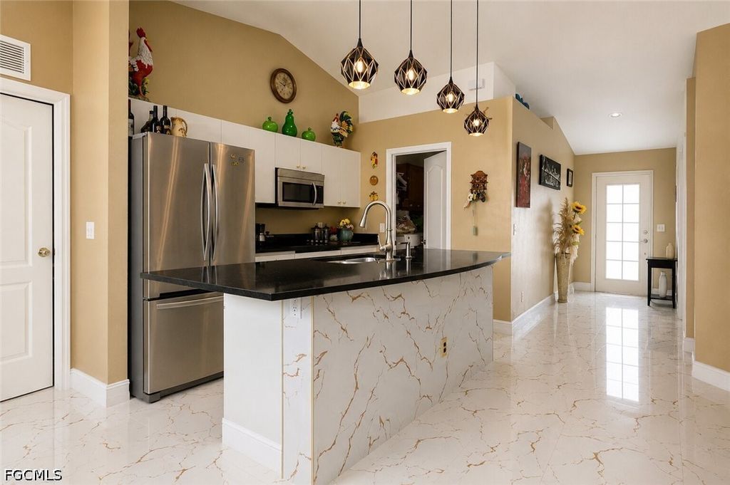 Image 8 of property listing at 507 Diplomat PKWY E, Cape Coral, FL 33909