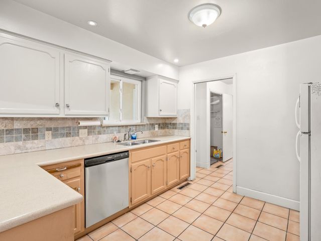 525 E Vartikian Avenue, Fresno, CA 93710