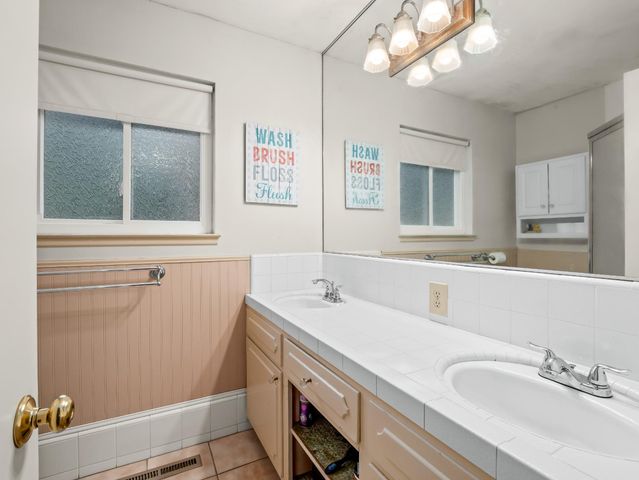 525 E Vartikian Avenue, Fresno, CA 93710