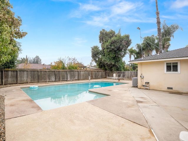 525 E Vartikian Avenue, Fresno, CA 93710
