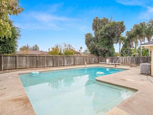 525 E Vartikian Avenue, Fresno, CA 93710