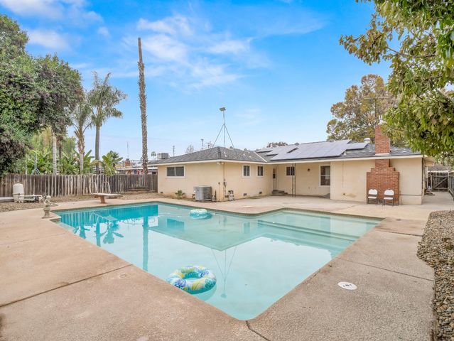 525 E Vartikian Avenue, Fresno, CA 93710