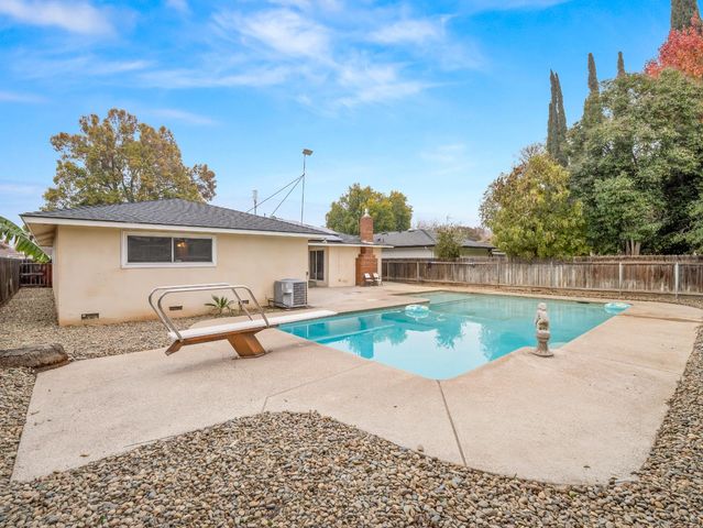 525 E Vartikian Avenue, Fresno, CA 93710