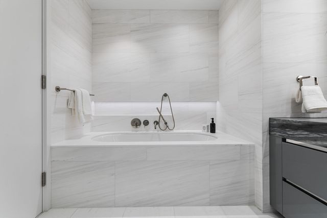 682 Atlantic Ave 49H, Boston, MA 02111