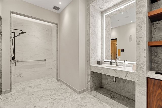 682 Atlantic Ave 49H, Boston, MA 02111