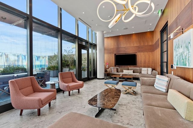 682 Atlantic Ave 49H, Boston, MA 02111