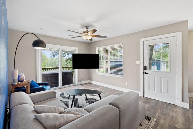 274 Old Austin TRL, Elgin, TX 78621