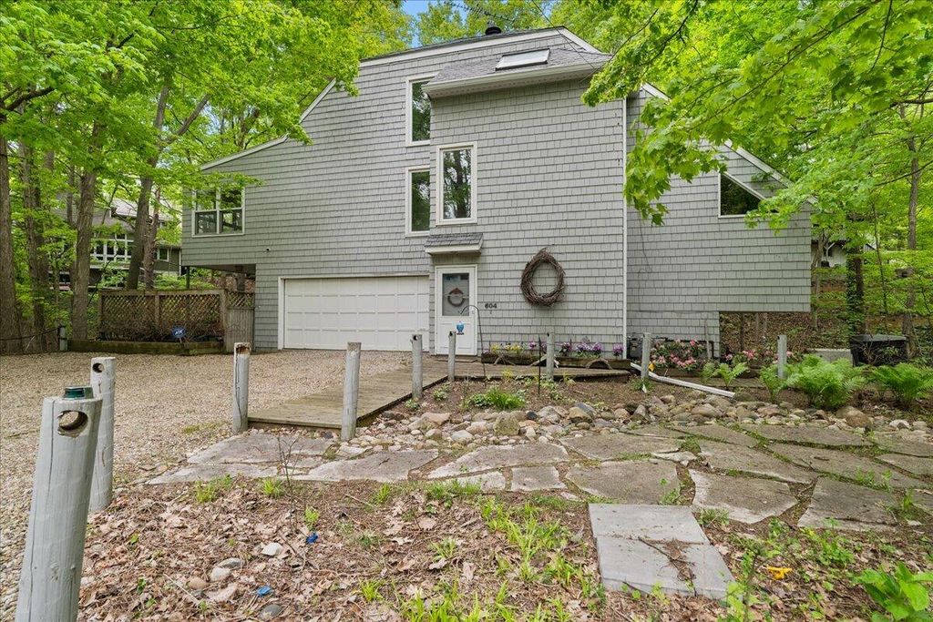 604 Pine Lane, Sawyer, MI 49125