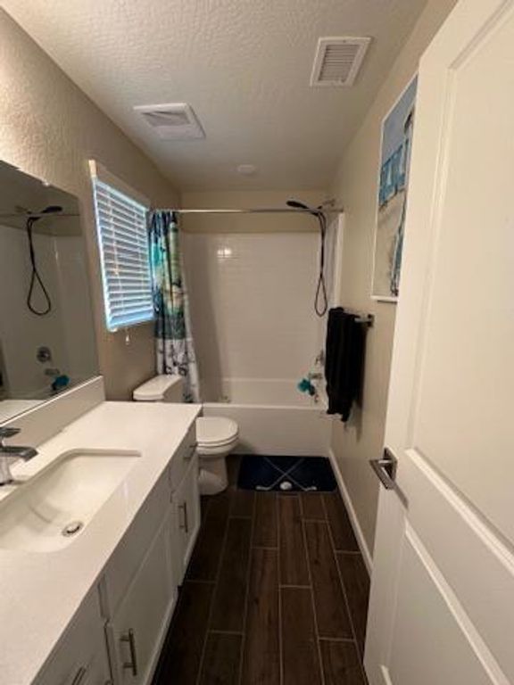 Image 12 of property listing at 1108 W Encore Way W, Madera, CA 93636