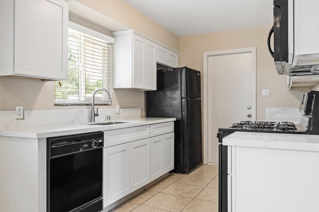 1213 E Saginaw Way, Fresno, CA 93704