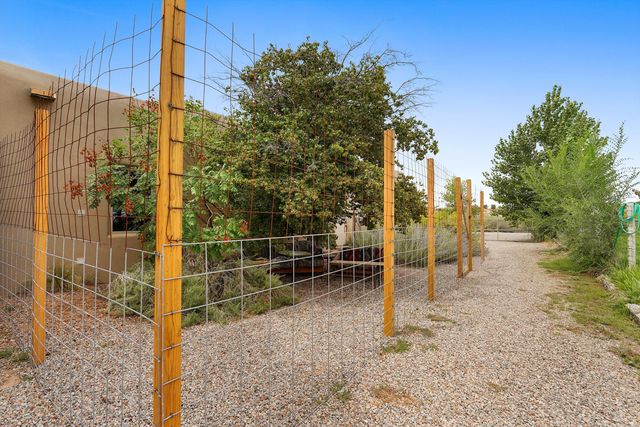 11 Koontz Road, Corrales, NM 87048