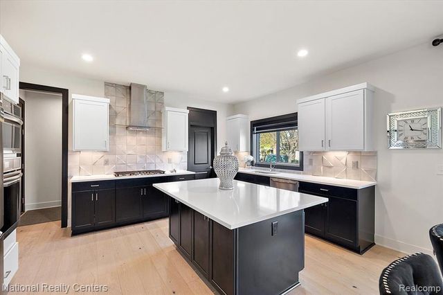 1283 Bloomingdale Drive, Troy, MI 48085