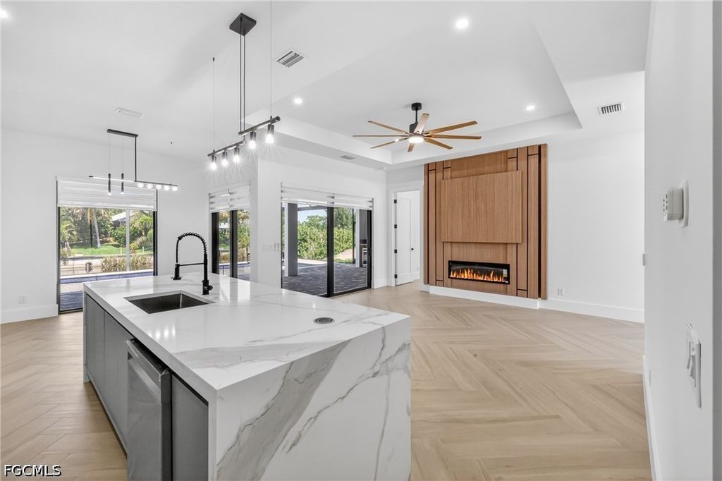 Image 13 of property listing at 2014 SW 8th PL, Cape Coral, FL 33991