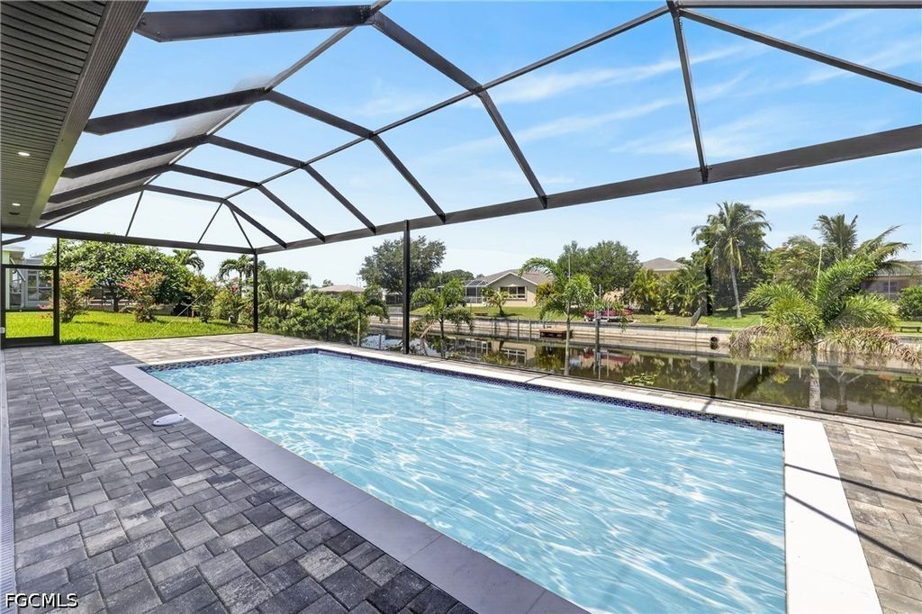 Image 32 of property listing at 2014 SW 8th PL, Cape Coral, FL 33991