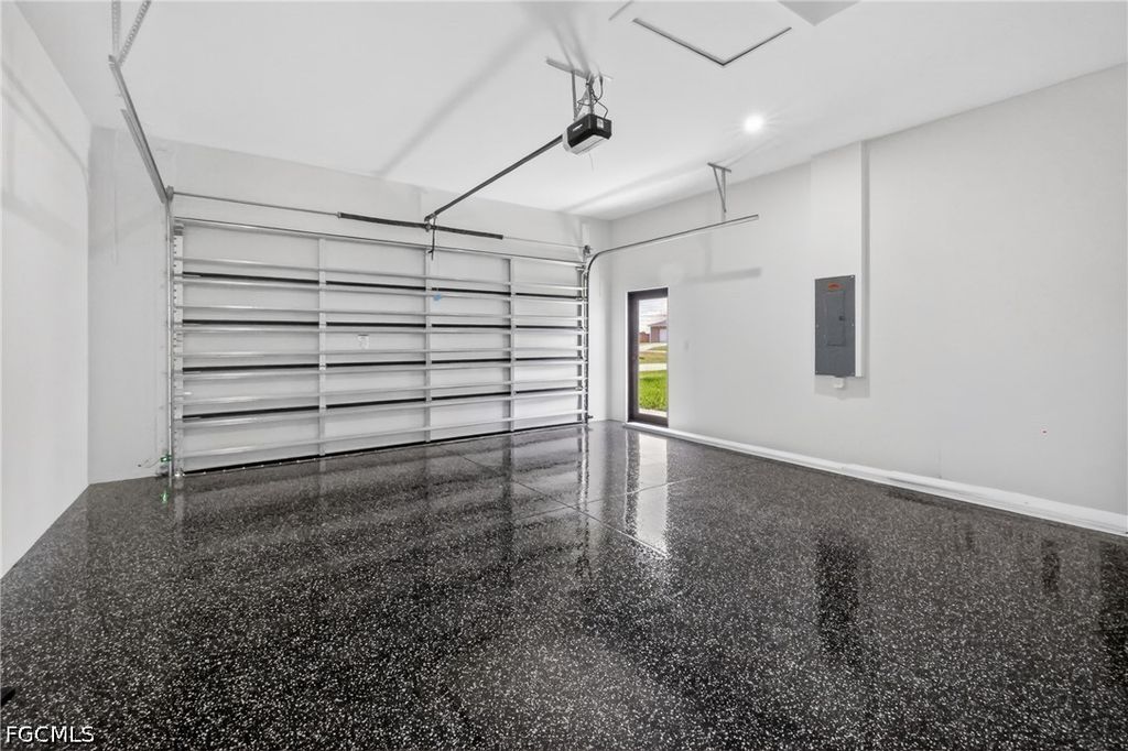 Image 5 of property listing at 2014 SW 8th PL, Cape Coral, FL 33991