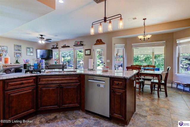 316 Merlot Court, Vine Grove, KY 40175