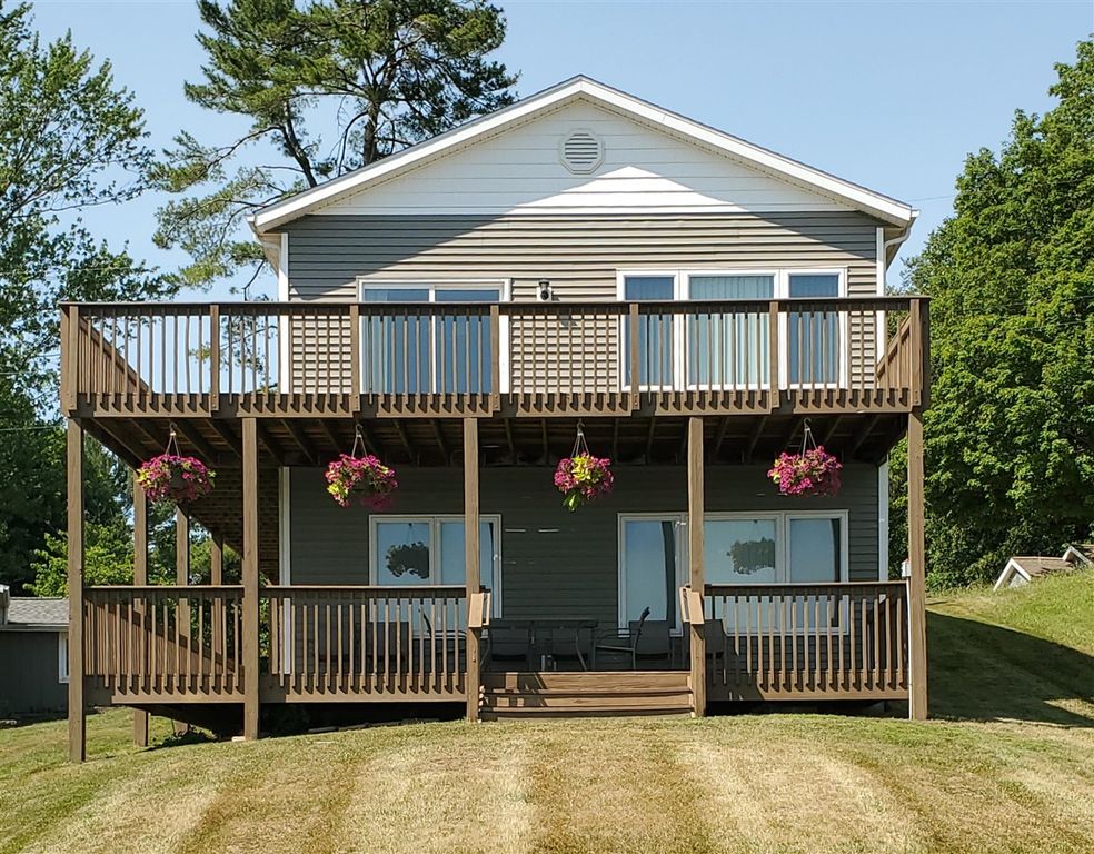 3718 Peterson Drive, Gobles, MI 49055