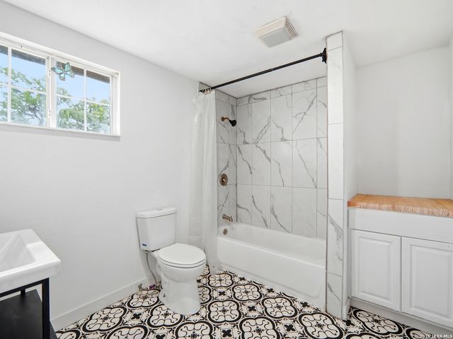 501 E WESTMEYER ST, Poth, TX 78147