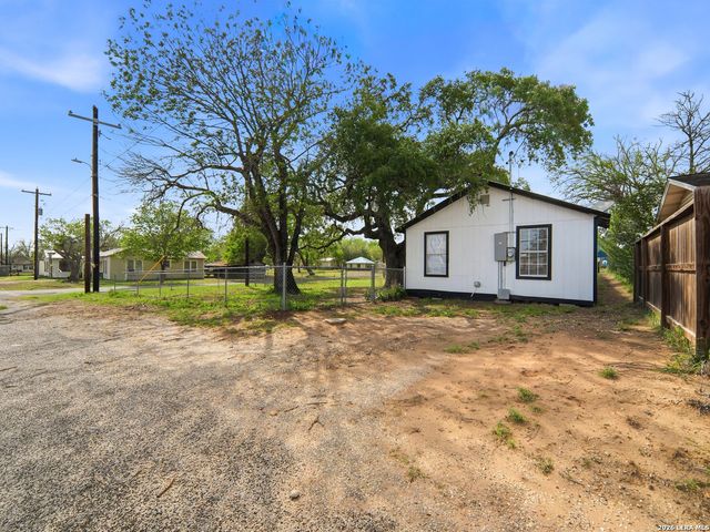 501 E WESTMEYER ST, Poth, TX 78147