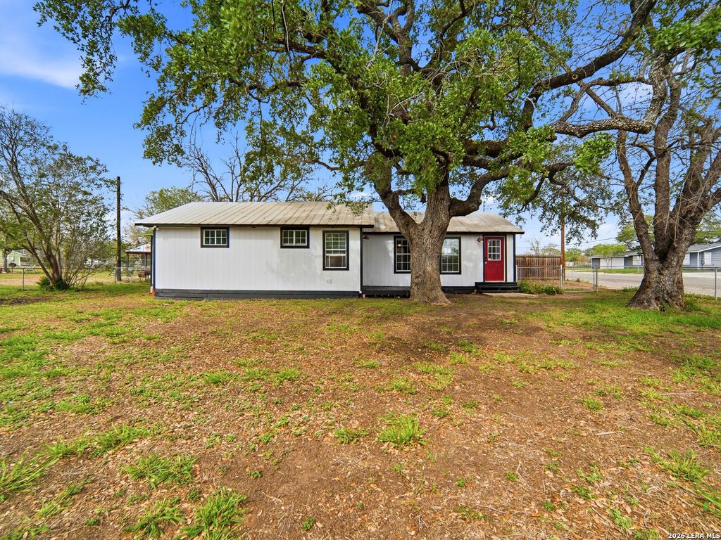 501 E WESTMEYER ST, Poth, TX 78147