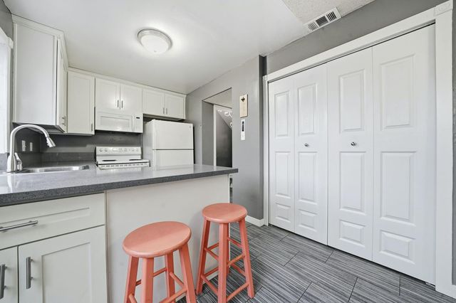 27 Omaha Ct, Sacramento, CA 95823