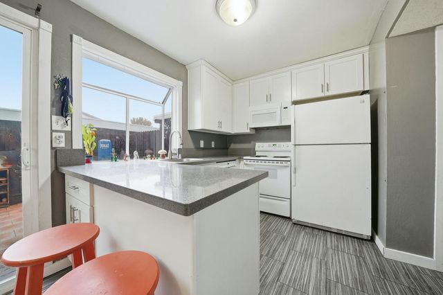 27 Omaha Ct, Sacramento, CA 95823