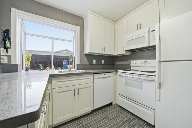 27 Omaha Ct, Sacramento, CA 95823